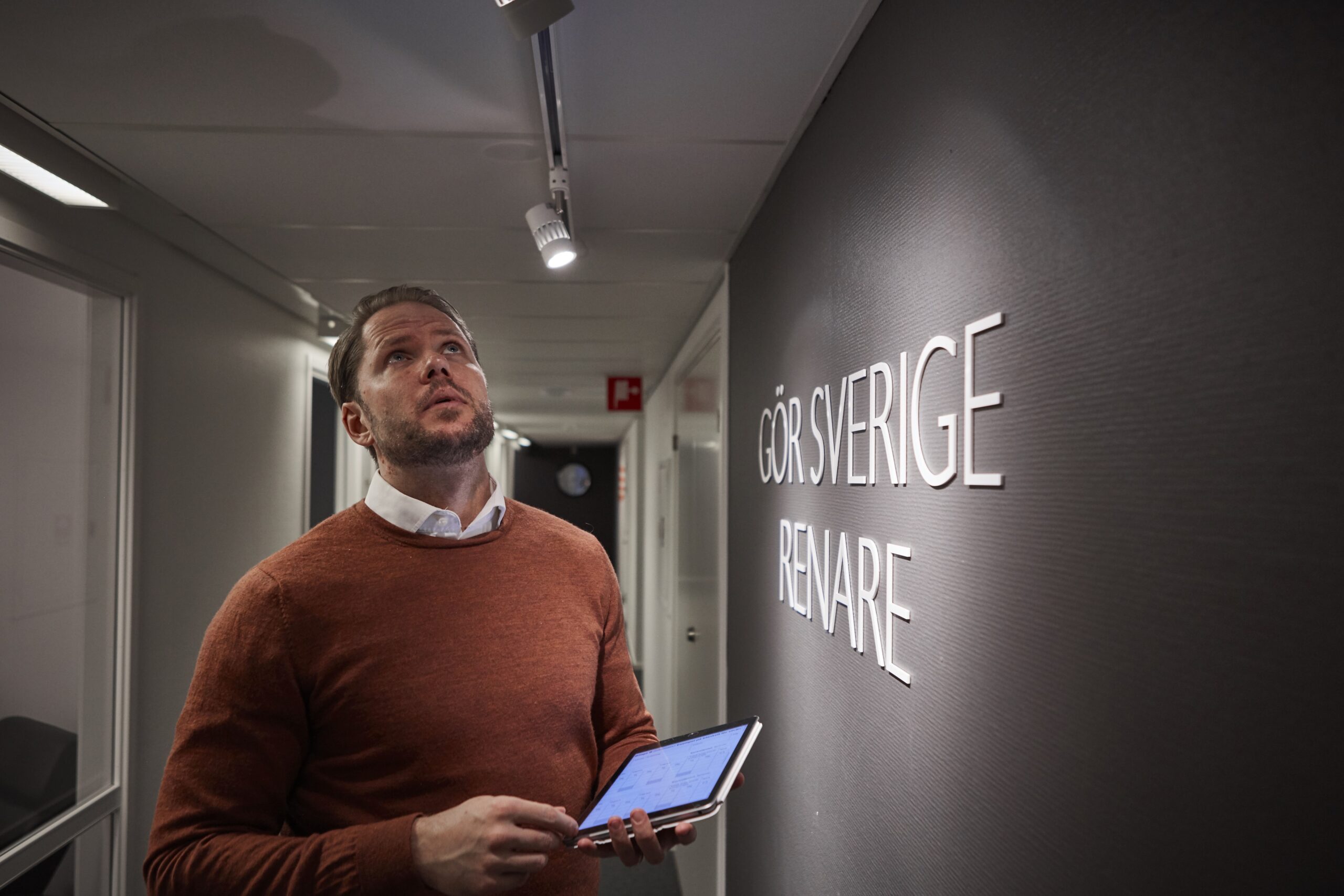 Thomas kontrollerar och tittar upp